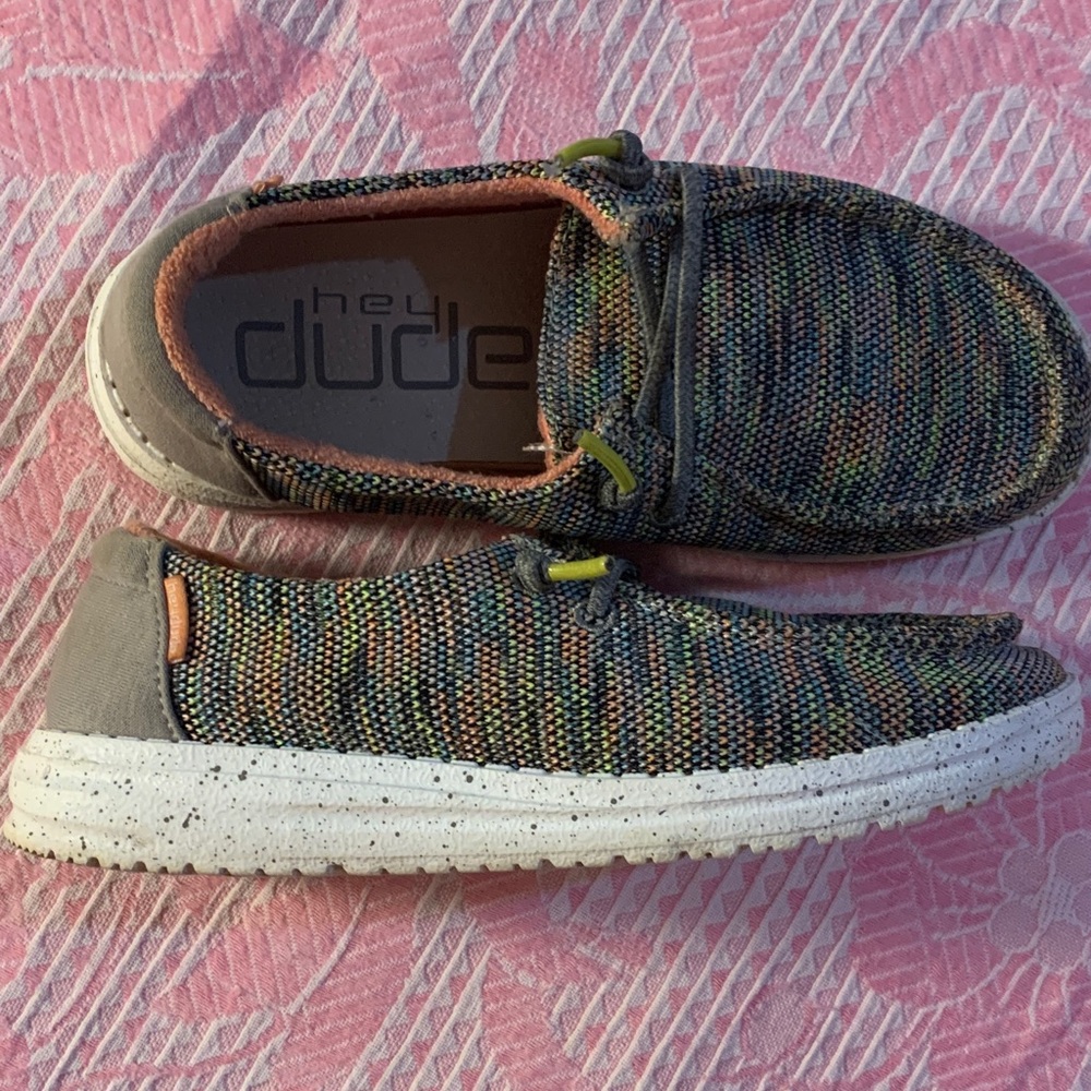 HEY DUDE GIRLS 3- SPECKLED SOLES- MULTI + CORAL + GREY- “WENDY FUNK LOAFERS” EUC